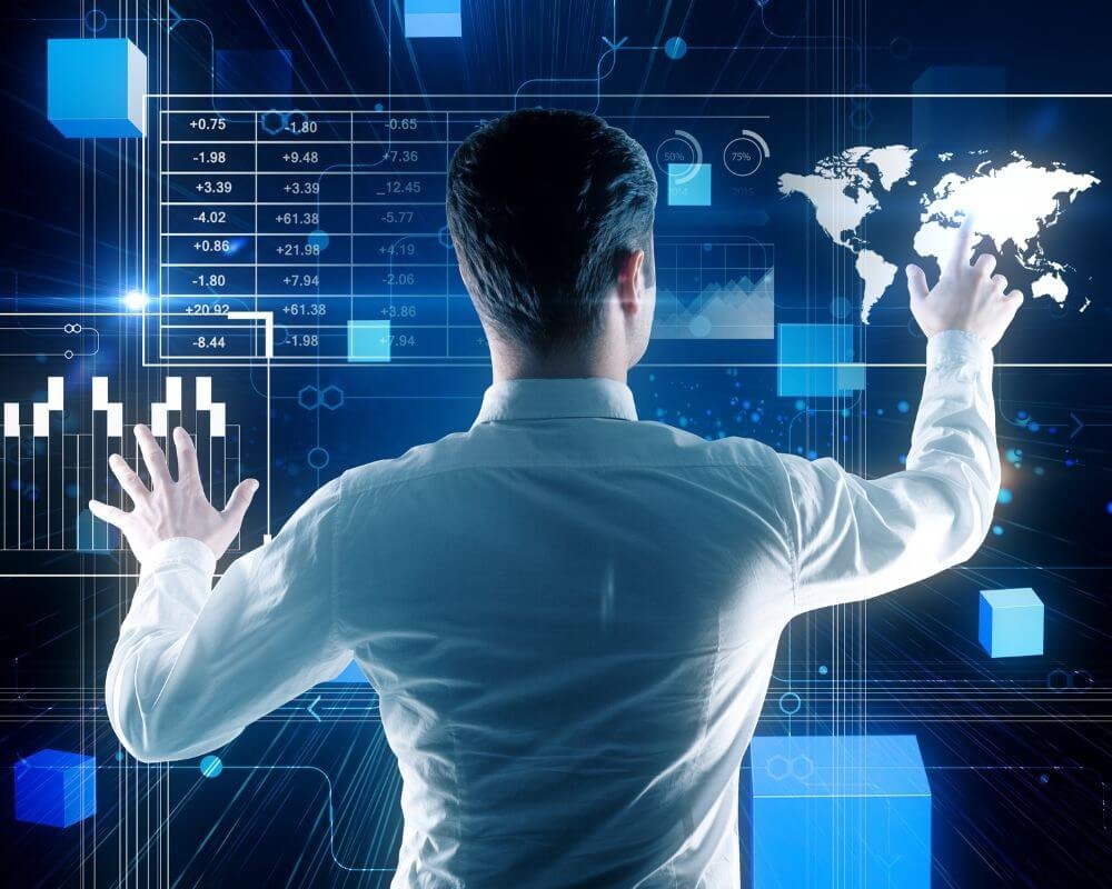 Een man die met grote focus en vastberadenheid aan een digitaal scherm werkt.